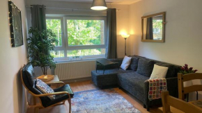 Cosy Flat for 4, Family Friendly, Private Parking, Close to Central London
